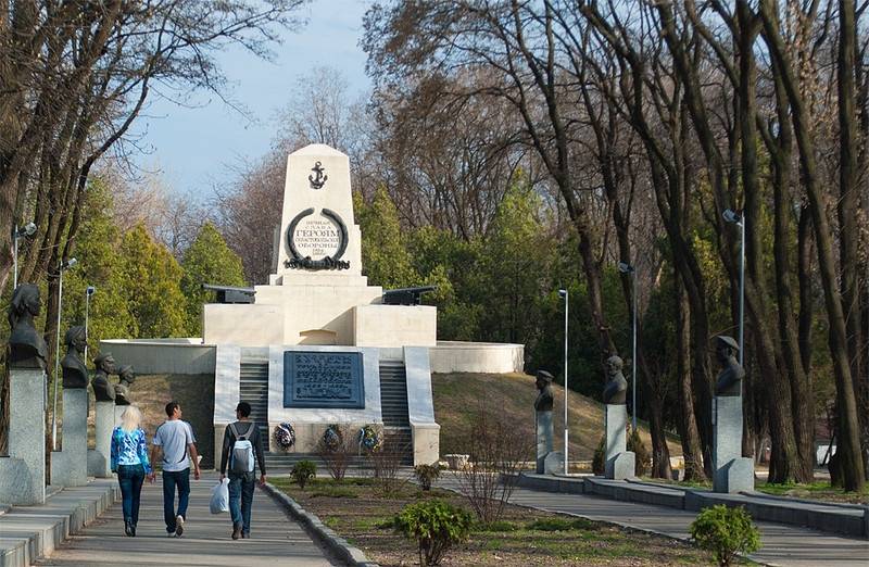 В Днепре уничтожена «Аллея русских адмиралов»