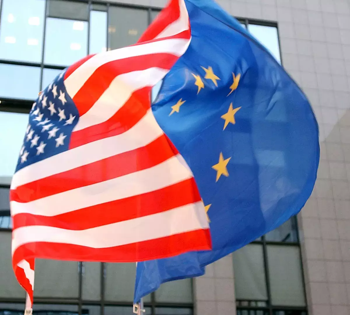 Bloomberg: США вынуждают ЕС принять санкции против России